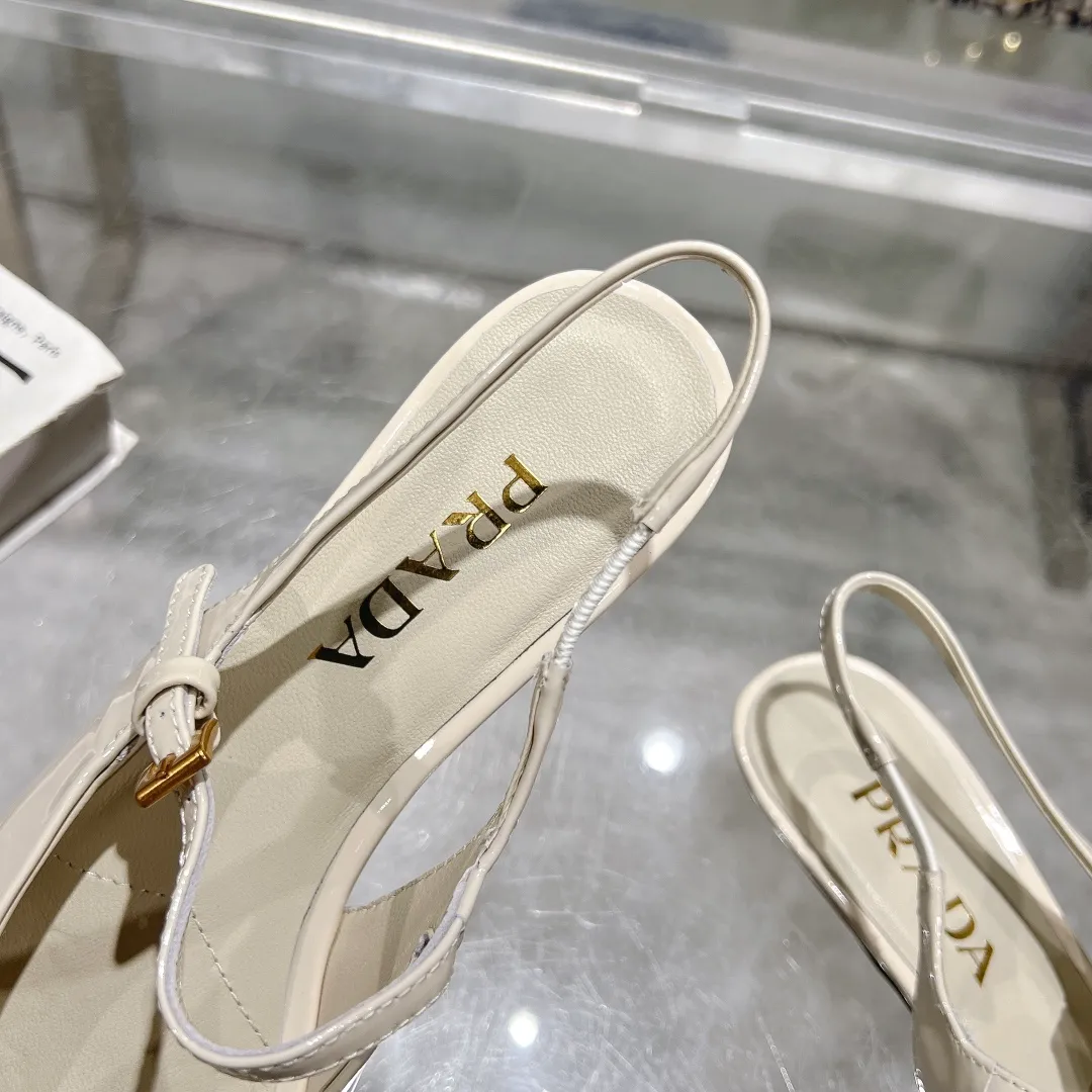👟👟Ex-factory price 500👟👟 25-year new model launched on the catwalk star's new fashion trend [PRADA] square toe high heel square heel thick heel sandal back empty single shoe. ✨✨The upper is made of imported cow patent leather, the open edge beads and the inner pads are made of imported sheepskin, and the Italian injection molded leather outsole. ⚠️3 heel heights: flat, 5.5cm, 8.3cm. 🐎size: 35-40 (41 can be customized, non-refundable)